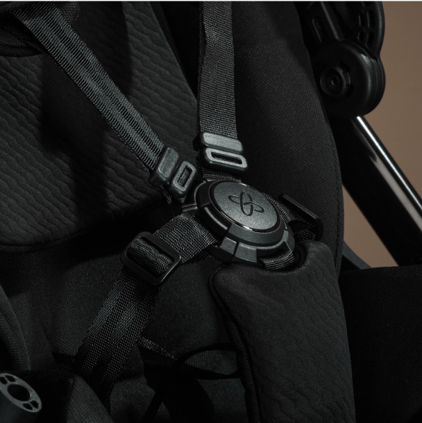 Magnetic Genius™ buckle and auto adjust harness