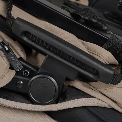 Built-in carry handle 